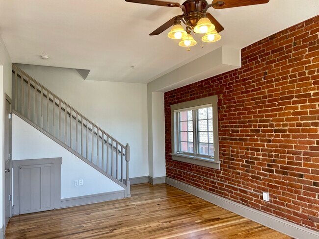 Espacio habitable en la primera planta y escaleras que conducen a los dormitorios. - 3211 Zuni St