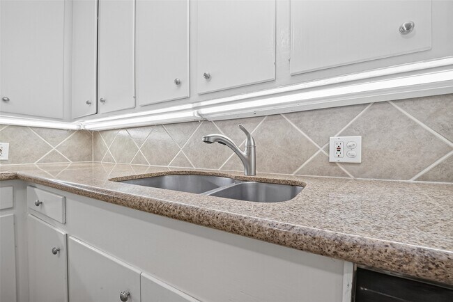 Foto del edificio - 6305 Crab Orchard Rd