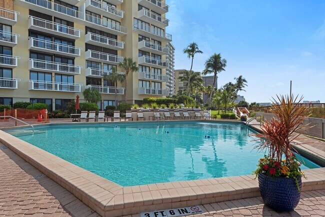 Foto del edificio - Get your Toes in the Sand at this Fully Furnished One Bedroom Beachfront Condo-Start June 1-2026