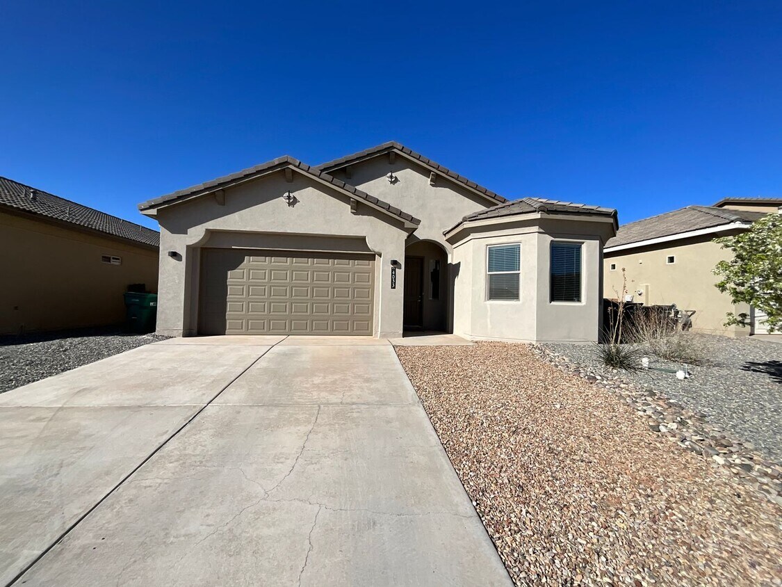 Foto principal - 3 Bedroom Single Story Home Available Near...