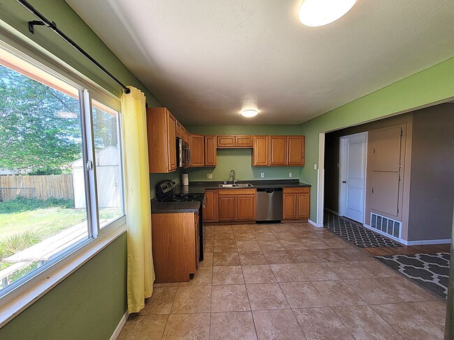 Building Photo - ALL PROSPECTIVE TENANTS MUST SUBMIT A $58 ...