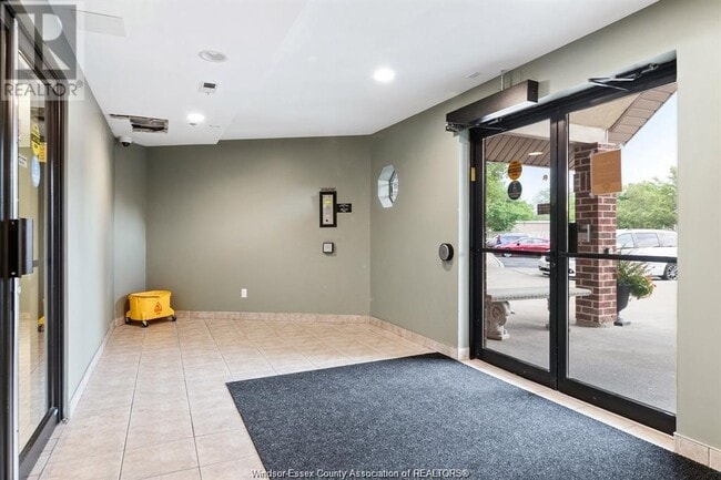 Building Photo - 3160 Wildwood Dr