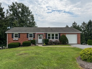 Building Photo - 1435 Bowmansville Rd