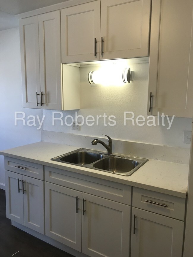 Foto del edificio - 15735 Blaine Ave