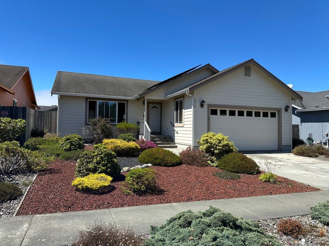 Primary Photo - Sunny 3 Bedroom, 2 full bath w/Solar and B...