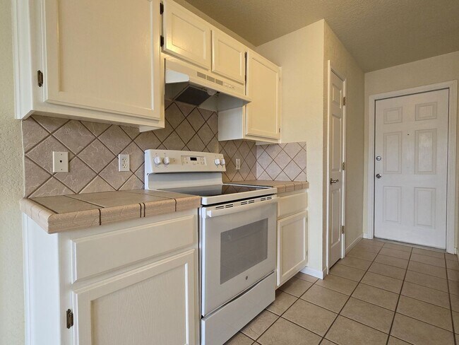 Foto del edificio - AVAILABLE NOW!