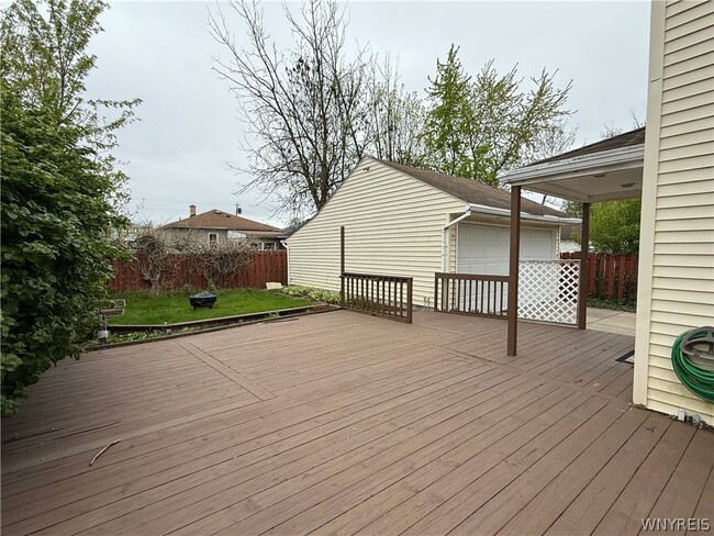 Foto del edificio - 437 Springville Ave