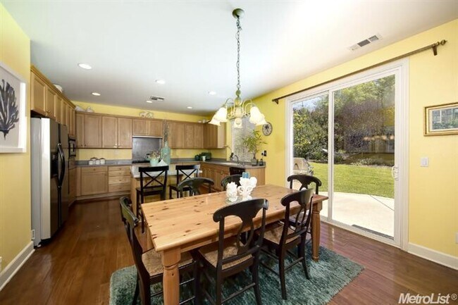 Building Photo - 4819 Village Green Dr