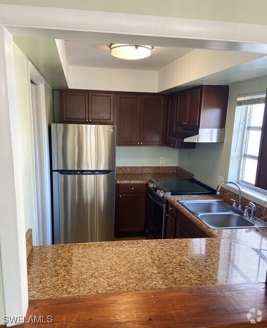 Building Photo - 5 High Point Cir W