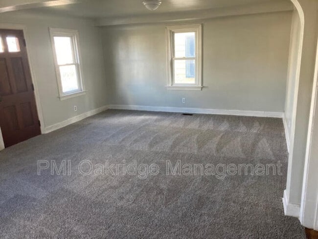 Building Photo - 906 Race Dr