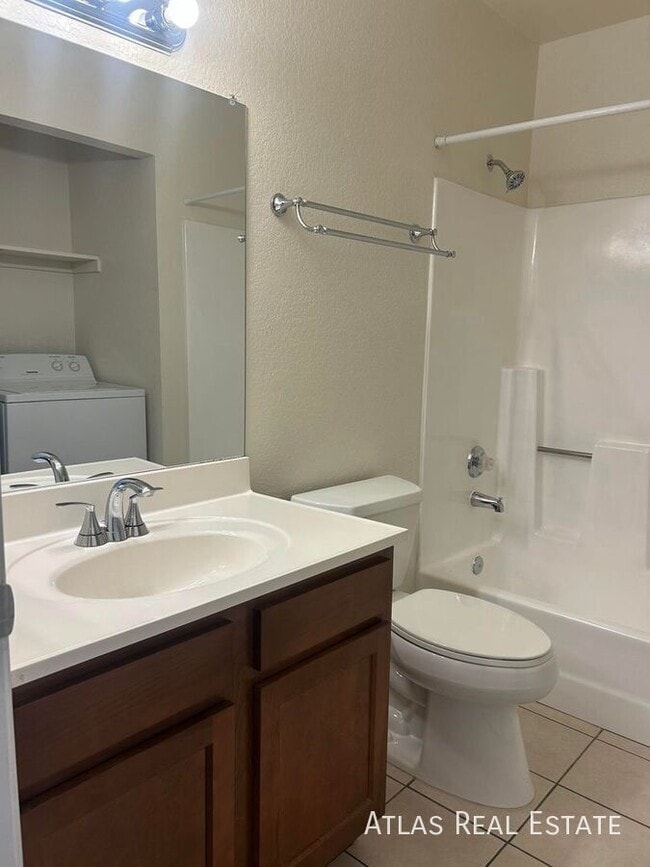 Photo - 465 W Ivyglen St Apartment