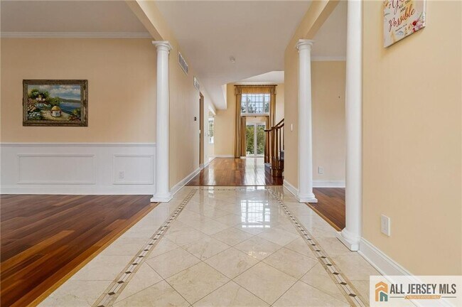 Building Photo - 10 Chamberlin Ct