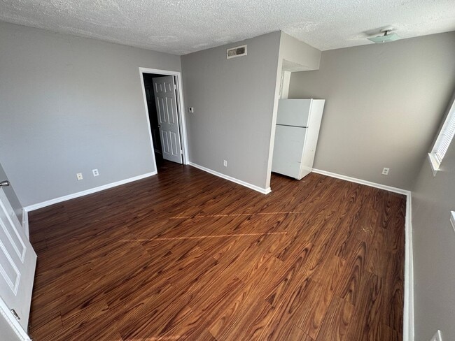 Building Photo - 908 4th Ave W