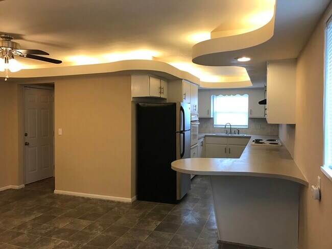 Building Photo - Cute Spacious Multi-Level Home
