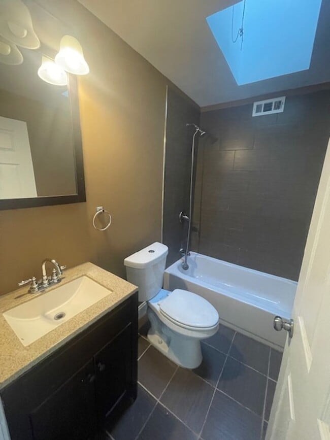 Foto del edificio - 4 Bedroom Available Now