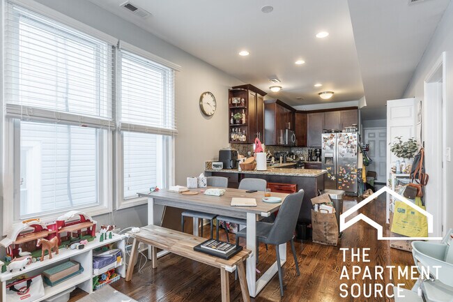 Foto del edificio - 3751 W Diversey Ave