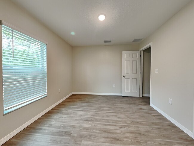 Foto del edificio - 9809 N Santee Terrace
