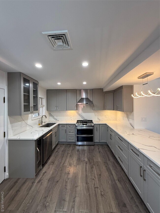 Foto del edificio - 1090 Pelham Pkwy S