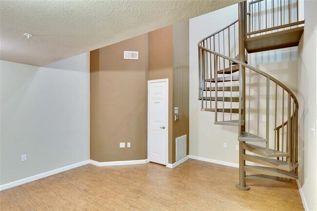 Building Photo - 908 W 21st St