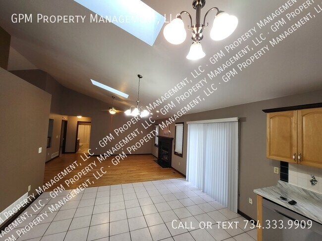 Building Photo - Large 3 Bedroom Brick Ranch