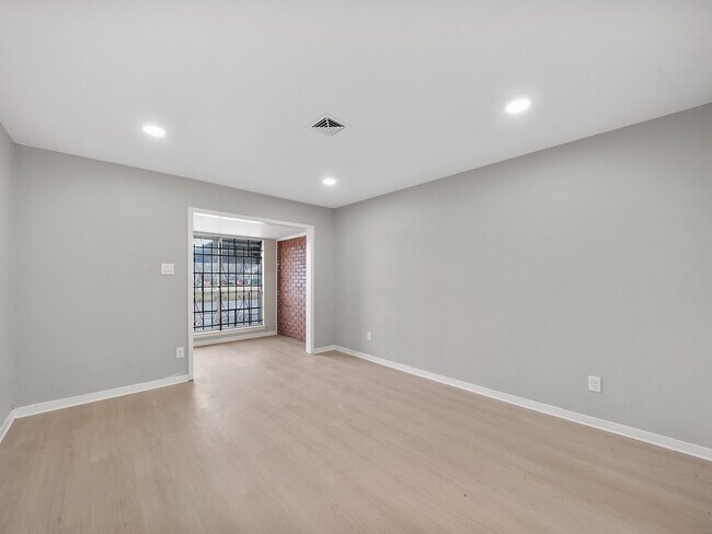 Foto del edificio - 9347 Clearway Dr