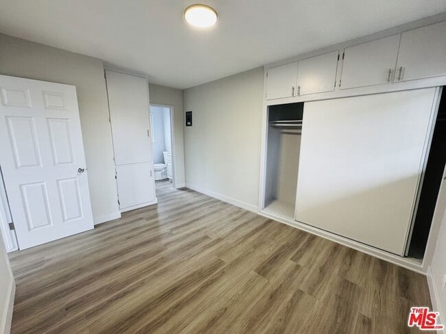 Building Photo - 810 W 62nd St