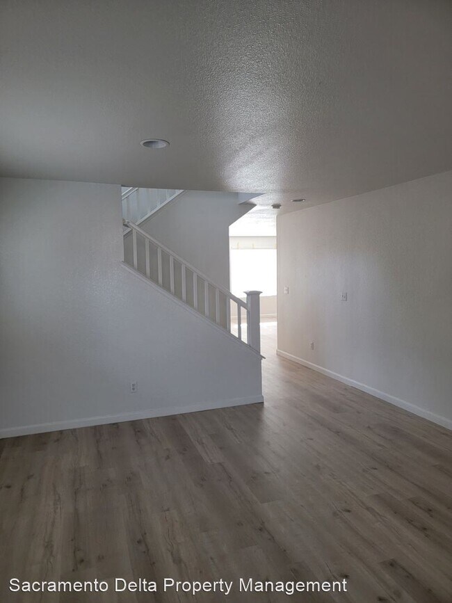Building Photo - 4 br, 2.5 bath House - 2922 Ottumwa Drive ...