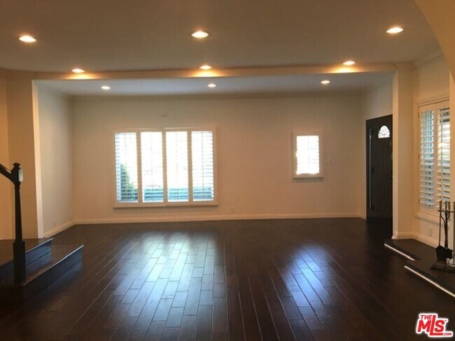 Foto del edificio - 125 N Palm Dr