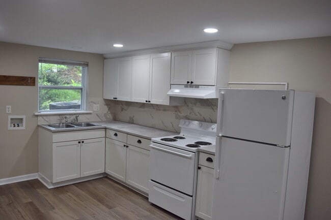 Kitchen - 4103 N Center St