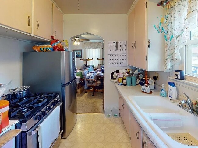 Building Photo - 430 Ulstad Ave