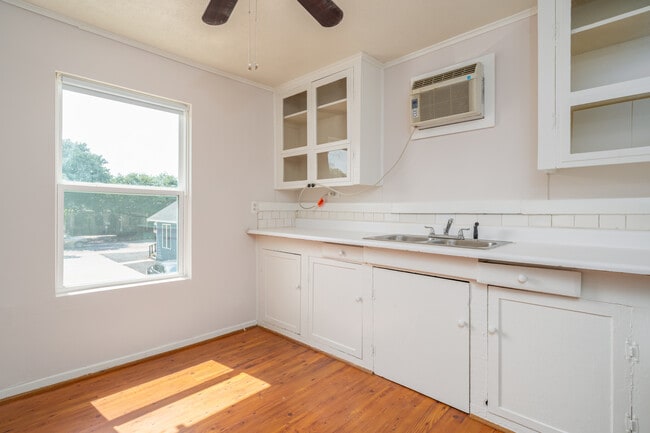Kitchen - 1330 Yale St