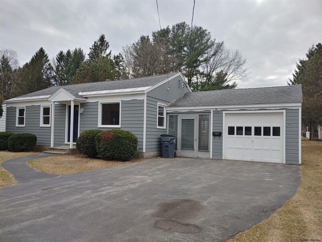 10 RALMAR Dr, Glenville, NY 12302 Room for Rent in Glenville, NY