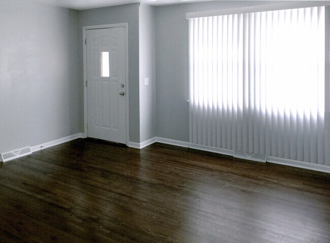 Sala de estar con hermosos pisos de madera noble. - 1404 Winthorne Drive