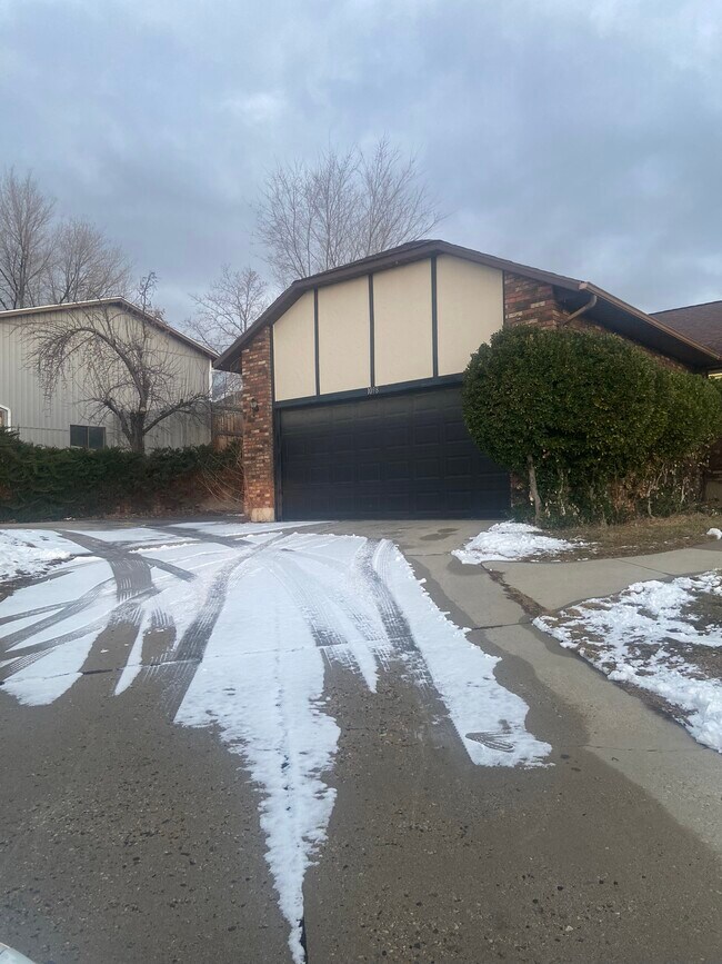 Building Photo - 1098 E Colima Dr