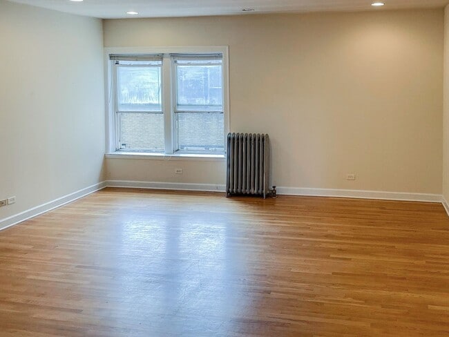 Building Photo - 3921 N Pine Grove Ave