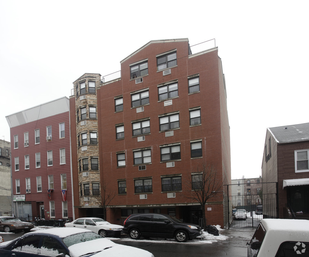 Apartments On Huron Street