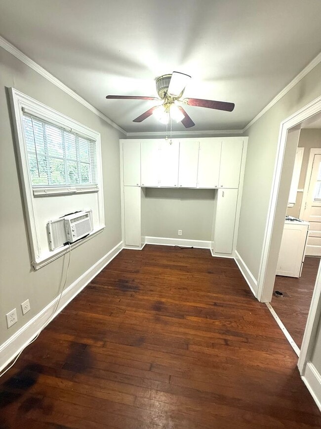 Building Photo - ** 2 Bed 1 Bath Located in Highland Garden...