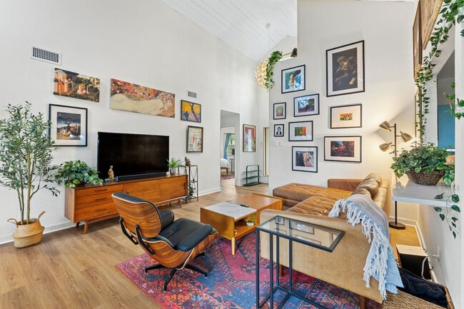 Foto del edificio - 4966 Bundyhill Dr