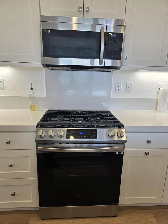 Foto del edificio - Bright 1-Bed Top-Floor Haven w/ In-Unit Laundry, Central AC & Attached Garage – Valencia