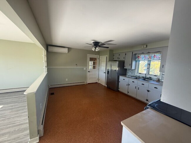 Foto del edificio - Three Bedroom Single Family House for Rent...