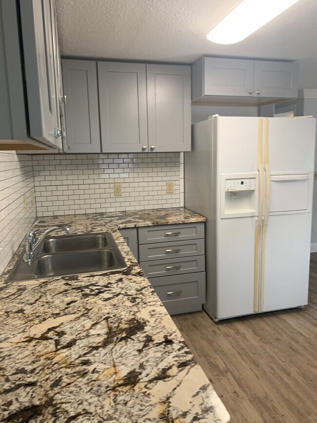 Foto del edificio - 3 bedroom 1 bath recently refurbished  with large fenced backyard ,close to shopping and the beach