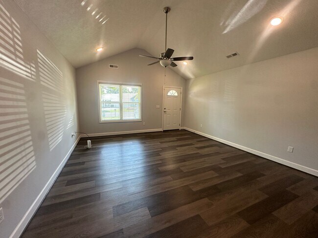 Foto del edificio - 208 McCullars Ln