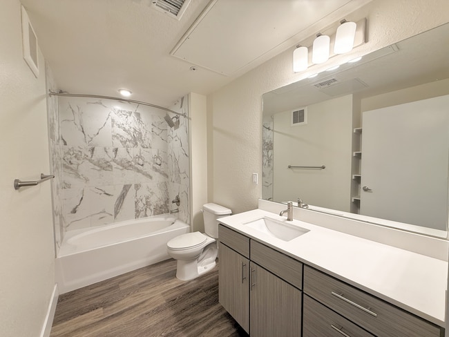 bathroom-high-line-pointe-1x1-1281-212-torreys-peak-3-13-2026.JPG - High Line Pointe