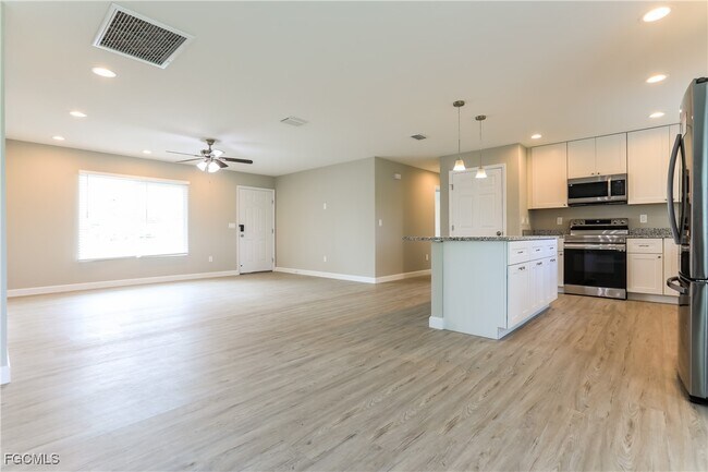 Foto del edificio - 5292 Trekell St