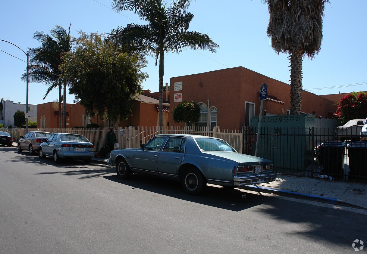 Foto del edificio - 643-651 N Kingsley Dr