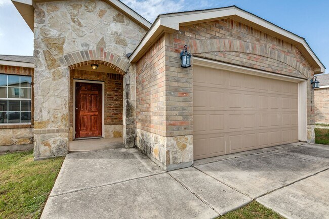 Building Photo - 3-BEDROOM HOME IN HILLCREST, SOUTHWEST ISD