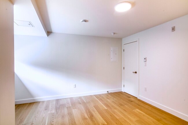 Building Photo - 10 Av. Rosemount