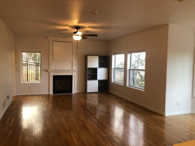Foto del edificio - 320 NW Brandon Dr