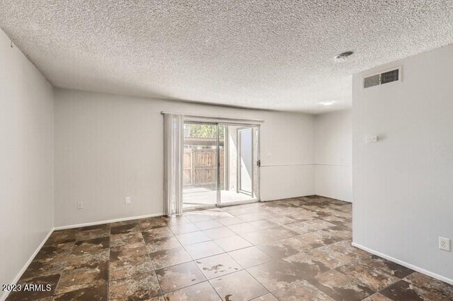 Building Photo - 6015 GOLDEN Ln