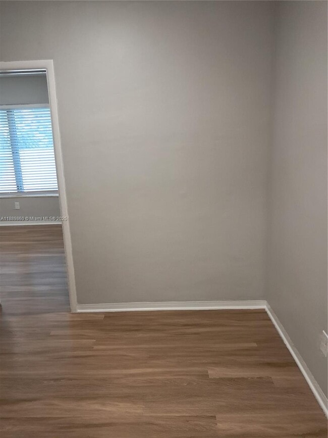 Foto del edificio - 13025 Emerald Dr